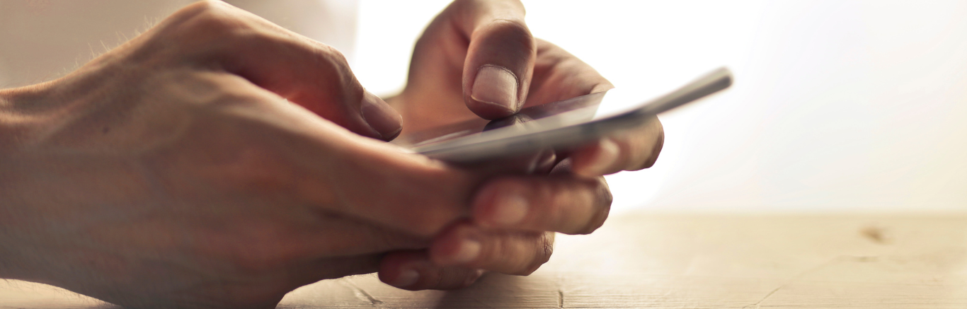 スマートフォンで動画を視聴する様子