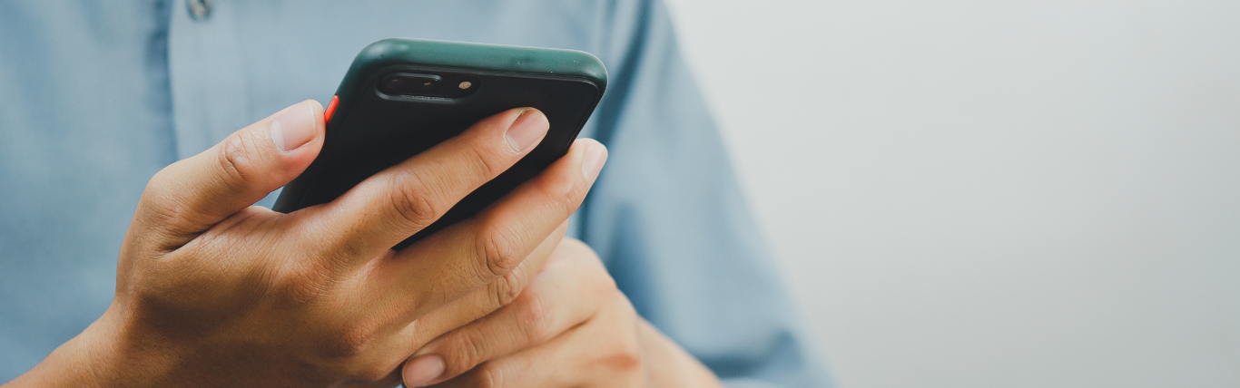 スマートフォンを操作する様子